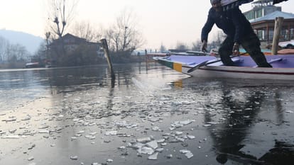 सर्दी का कहर: कांगड़ी और हीटर की बढ़ी बिक्री, गिरते पारे के बीच जमे जलस्रोत, सुबह-शाम आवागमन हुआ मुश्किल With temperatures dropping, water sources froze, making travel difficult in the mornings and evenings.