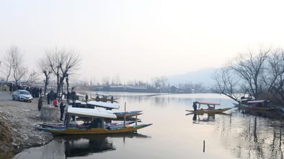 सर्दी का कहर: कांगड़ी और हीटर की बढ़ी बिक्री, गिरते पारे के बीच जमे जलस्रोत, सुबह-शाम आवागमन हुआ मुश्किल With temperatures dropping, water sources froze, making travel difficult in the mornings and evenings.