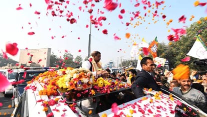 'स्वागत' बना जाम की वजह: लखनऊ पहुंचे BJP प्रदेश अध्यक्ष पंकज चौधरी, जगह-जगह बने मंच...ट्रैफिक व्यवस्था ध्वस्त 'Welcome' celebrations cause traffic jam: BJP state president Pankaj Chaudhary arrives in Lucknow, stages set