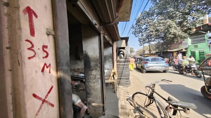 UP News: यूपी के इस शहर में नगर निगम ने दुकानों पर लगाए लाल निशान, व्यापारी परेशान; जानिए पूरा मामला municipal corporation put red marks on shops for demolition in Bareilly