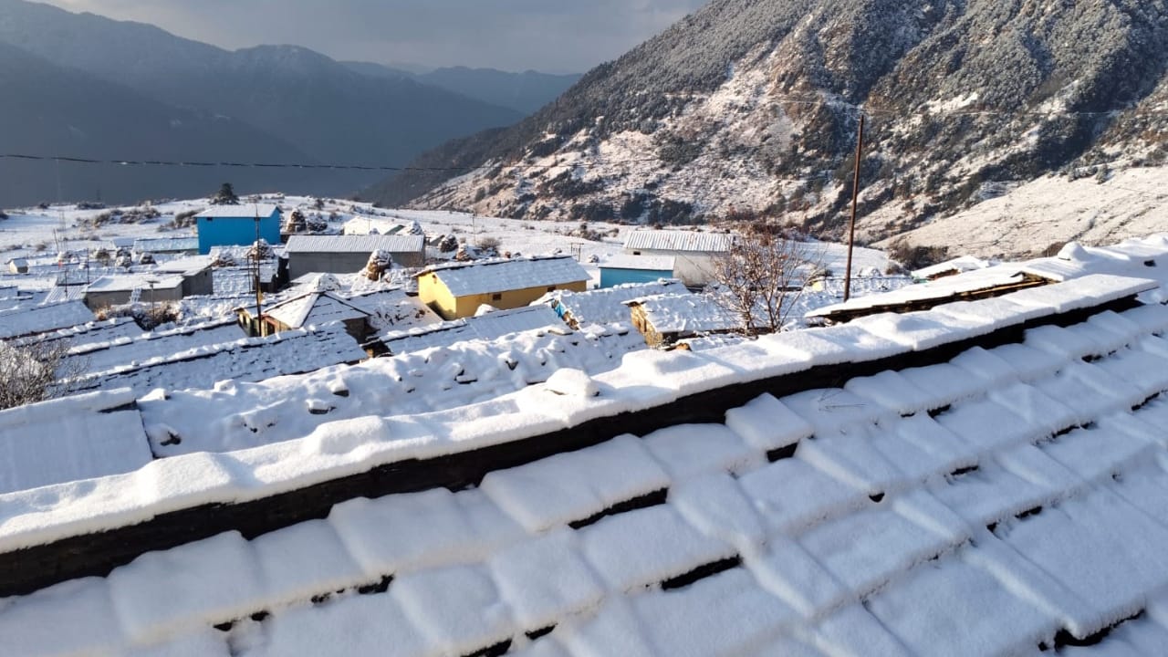 Snowfall: बर्फबारी के बाद बदला नज़ारा, बढ़ी रौनक...चोपता सहित कई पर्यटन स्थल सैलानियों से हुए गुलजार, तस्वीरें Snowfall adds to charm tourist spots buzz with tourists Uttarakhand Kedarnath Auli Watch Snowfall picture