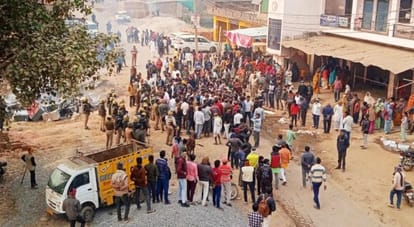 आयुष हत्याकांड: अर्थी उठी तो बिलख पड़ा हर कोई, मां बोली- मेरे लाल ने किसी का क्या बिगाड़ा था...जो उसे मार डाला Chitrakoot Ayush murder case mother said What harm did my son do to anyone that they killed him