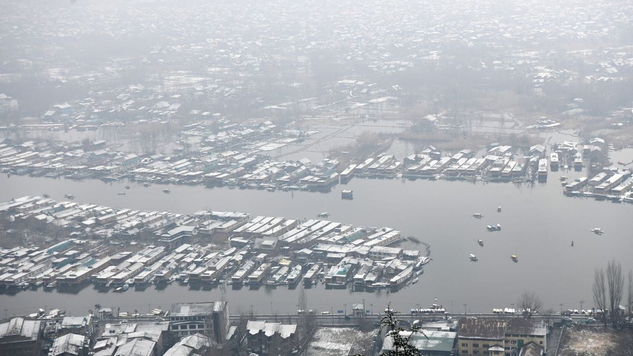 बर्फ की बहार: सफेद चादर में ढकी श्रीनगर की खूबसूरती, पहाड़ों की बर्फबारी ने खींचा हर किसी का ध्यान, तस्वीरें Fresh spell of snowfall in Srinagar