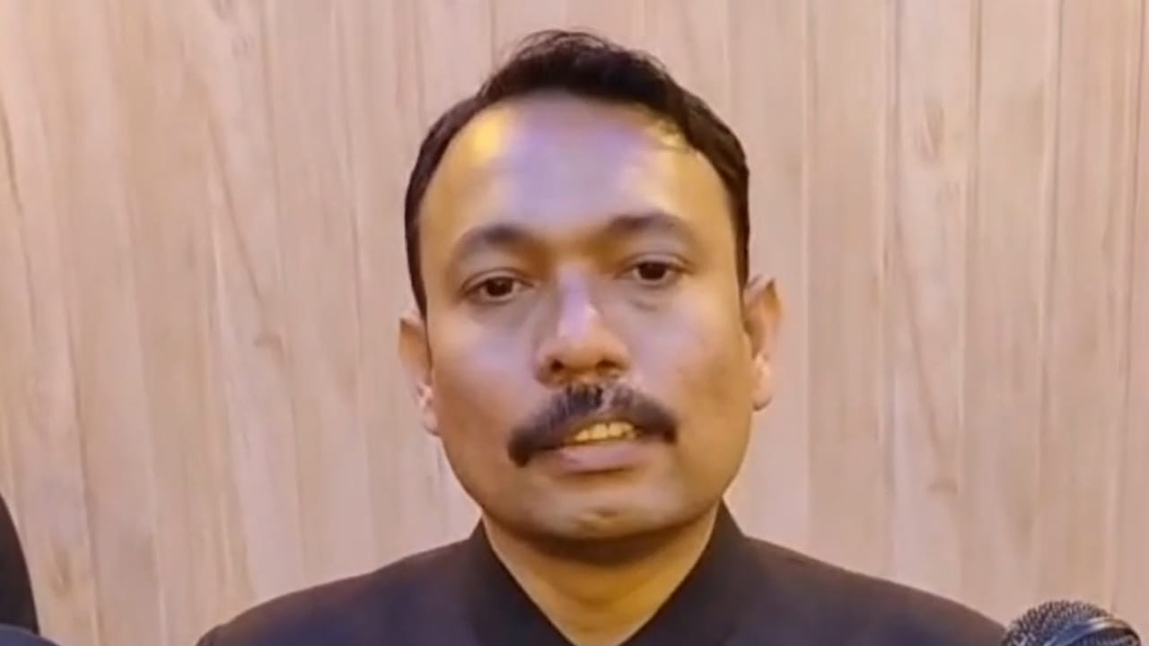बरेली के सिटी मजिस्ट्रेट का इस्तीफा: डीएम आवास पहुंचे अलंकार अग्निहोत्री, अफसरों संग बैठक; सियासी हलचल भी तेज Bareilly City Magistrate Alankar Agnihotri resigns officials meeting at dm office in Bareilly