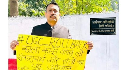 UP: ध्वजारोहण के बाद सिटी मजिस्ट्रेट का अचानक फैसला... देर रात तक DM आवास पर चलती रही मंत्रणा; अंदर की कहानी Bareill City Magistrate Alankar Agnihotri discussions at DM residence till late night before resigning