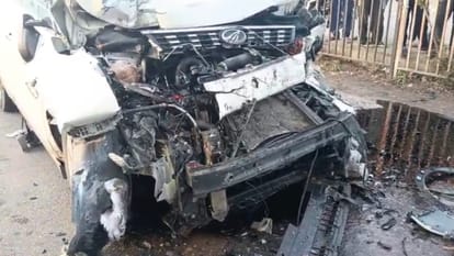 फगवाड़ा-जालंधर हाईवे पर एक्सीडेंट: महिला समेत दो की मौत, बस से टक्कर, कार का अगला हिस्सा चकनाचूर Two people died in collision between car and bus on Phagwara-Jalandhar highway accident