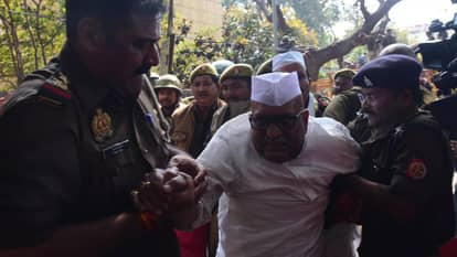 UP: कांग्रेस का 'हल्ला बोल', पुलिस से भिड़े कांग्रेसी, बैरिकेडिंग पर चढ़े; पुलिस सबको ईडो गार्डन छोड़ रही UP: Congress workers clash with police, climb barricades; police escort everyone to Edo Garden