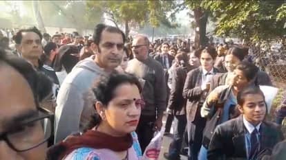 CBSE Board Exams:10वीं बोर्ड परीक्षा आज से शुरू, मेरठ में विभिन्न केंद्रों पर गणित की परीक्षा दे रहे छात्र CBSE Class 10 Board Exams statt, Students Appear for Maths Exam at Army Public School Meerut