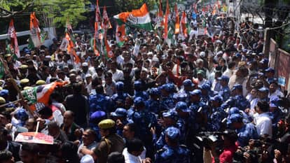 UP: कांग्रेस का 'हल्ला बोल', पुलिस से भिड़े कांग्रेसी, बैरिकेडिंग पर चढ़े; पुलिस सबको ईडो गार्डन छोड़ रही UP: Congress workers clash with police, climb barricades; police escort everyone to Edo Garden