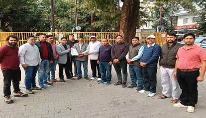 Haldwani: प्रारंभिक शिक्षा निदेशक और कार्मिकों पर हुए हमले से शिक्षक गुस्साए, आरोपियों पर कार्रवाई की मांग की Teachers angry over attack on Director of Elementary Education and staff
