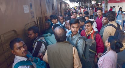 यूपी: होली पर घर वापसी शुरू, दिल्ली और मुंबई की ट्रेनों में कन्फर्म सीट हुई कठिन; स्टेशनों पर मेले जैसे नजारे UP: Homecoming begins for Holi, confirmed seats on Delhi and Mumbai trains become difficult to obtain; station