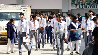 UP Board Exam 2025: 12वीं की गणित की परीक्षा के दौरान सीलबंद पैकेट से कम निकले 40 प्रश्नपत्र, ये है पूरा मामला UP Board Exam 2025: 40 question papers missing from sealed packets during Intermediate Mathematics exam in mau