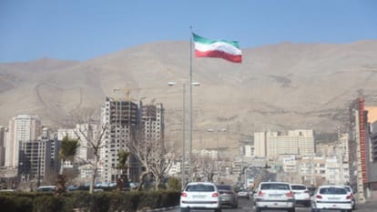 UP: ईरान और इस्राइल-अमेरिका के बीच युद्ध, 500 करोड़ से ज्यादा का माल और 40 लाख का कुल्फी का ऑर्डर रुका Iran and Israel and the United States war Over 5 billion rupees worth of goods bound for Dubai are blocked