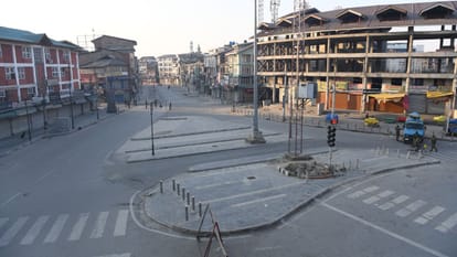 खामेनेई की मौत की गूंज कश्मीर तक: प्रदर्शनों से थमी घाटी की रफ्तार, घंटाघर से गलियों तक सख्त पहरा; स्कूल बंद Protest in Srinagar Kashmir: Khamenei Death, Restrictions Continue, Schools Shut, Clock Tower Under Guard