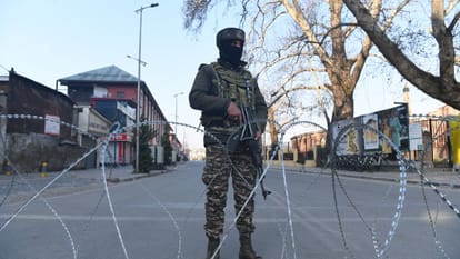 खामेनेई की मौत की गूंज कश्मीर तक: प्रदर्शनों से थमी घाटी की रफ्तार, घंटाघर से गलियों तक सख्त पहरा; स्कूल बंद Protest in Srinagar Kashmir: Khamenei Death, Restrictions Continue, Schools Shut, Clock Tower Under Guard