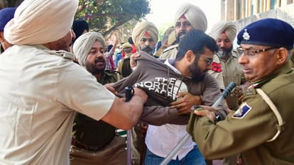 Chandigarh: पीयू में आरएसएस के कार्यक्रम पर विवाद, विरोध कर रहे छात्रों को पुलिस ने किया डिटेन Controversy erupts over RSS event at panjab university police detain protesting students