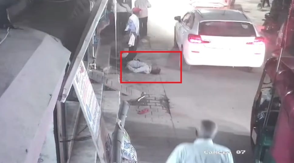 दिल दहला देगा ये Video: कार ने महिला और पुरुष को उड़ाया, चार फुट उछलकर नीचे गिरे; पुलिस बोली- जानकारी नहीं Car hits a man and a woman in Ballabhgarh