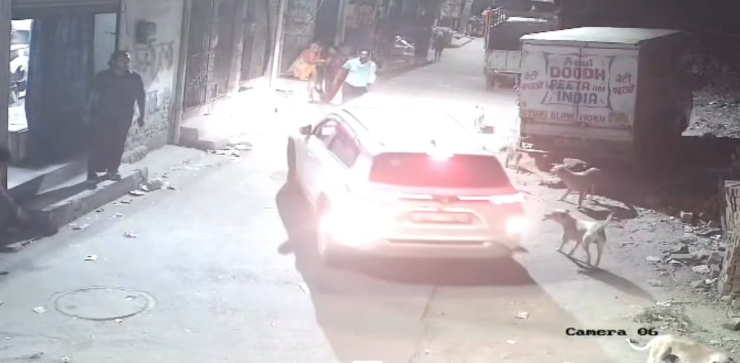 दिल दहला देगा ये Video: कार ने महिला और पुरुष को उड़ाया, चार फुट उछलकर नीचे गिरे; पुलिस बोली- जानकारी नहीं Car hits a man and a woman in Ballabhgarh