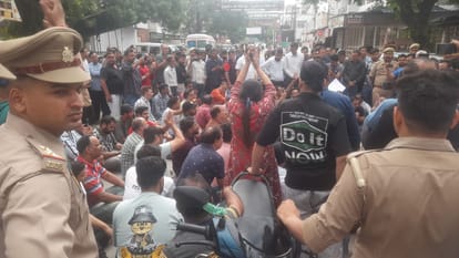 मेरठ सेंट्रल मार्केट: सीलिंग कार्रवाई कर रही टीम को घेरा, अतुल प्रधान पहुंचे, धरने पर बैठा व्यापारी हुआ बेहोश Protest During Sealing Drive in Meerut Central Market, Trader Faints Amid Chaos