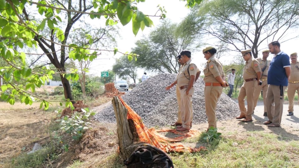 इश्क का खौफनाक अंत: प्रेमिका की हत्या के बाद मासूम को भूसे में दबाकर जलाया, इसलिए पत्थर से बिगाड़ दिया चेहरा girlfriend and Her Innocent Son Murder in Jhansi young man buried child in hay and set him on fire
