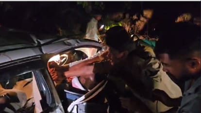 कांकेर में बड़ा सड़क हादसा: 2 कारों की टक्कर में 6 की मौत, 3 घायल, आरक्षक का परिवार खत्म, देखें भयावह तस्वीरें Road Accident in Kanker CG: 6 people Dead and 3 Injured in Two-Car Collision, shee here photos