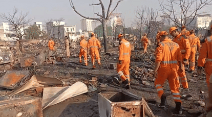 लखनऊ अग्निकांड: दो बच्चों की हुई मौत, सीएम योगी ने दिए अधिकारियों को निर्देश; दो सौ से ज्यादा घर-झोपड़ियां राख Lucknow fire tragedy: Six children still missing, CM Yogi issues instructions to officials; over 200 homes and