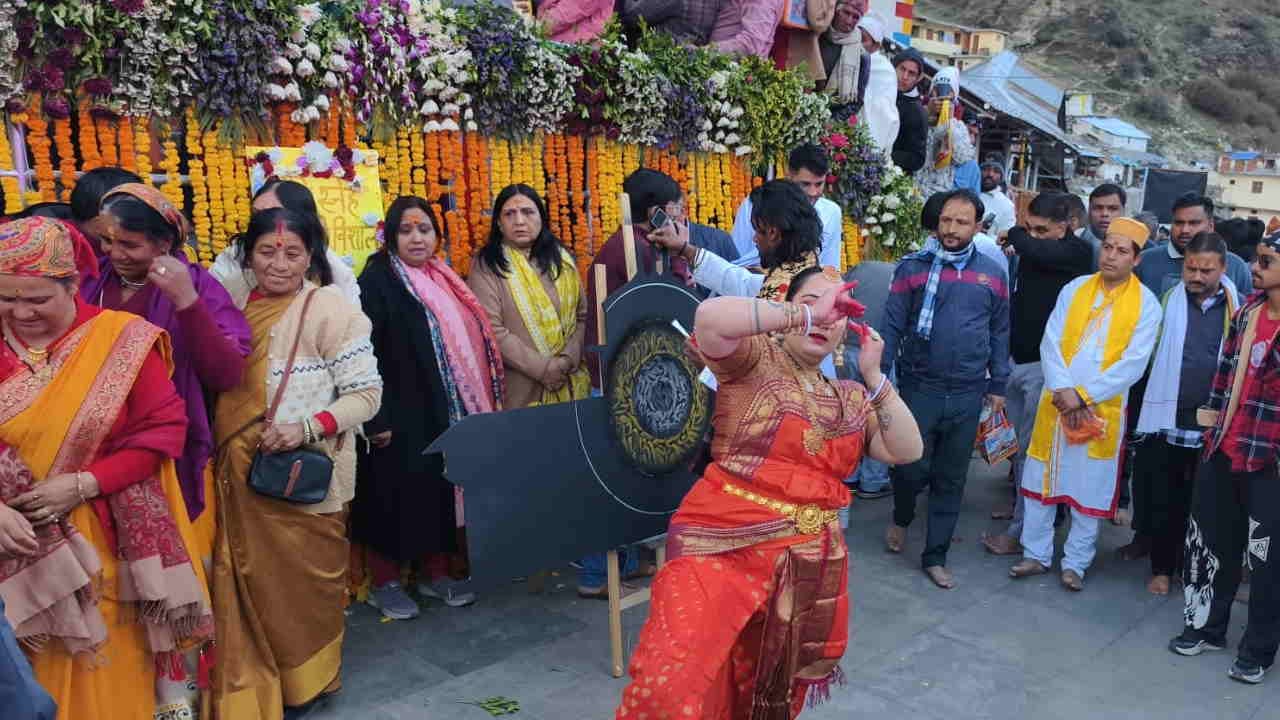 Badrinath Dham: जय बदरीविशाल; मंदिर के कपाट खुलते ही गूंजे जयकारें, आस्था और उत्साह की देखें ये तस्वीरें Badrinath Dham door opened temple decorated with 25 quintals of flowers CM Dhami performed puja Watch Photos