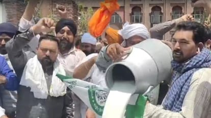 मिलावटखोरी के खिलाफ प्रदर्शन: अमृतसर में सड़क पर बहाया 80 लीटर दूध, डीसी दफ्तर के बाहर हंगामा Protest Against Adulteration 80 Liters of Milk Spilled on Road in Amritsar Uproar Outside DC Office