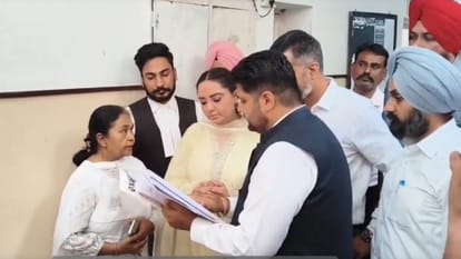 'भेड़-बकरी' टिप्पणी: स्वाति मालीवाल पर मानहानि केस की मोगा कोर्ट में सुनवाई, आप विधायक डॉ. अमनदीप हुई पेश Hearing in Defamation Case Against Swati Maliwal in Moga Court AAP MLA Dr. Amandeep Appears