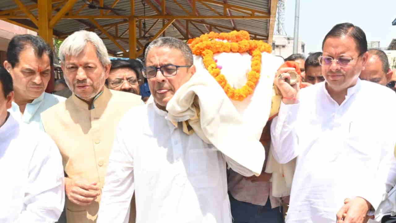 अलविदा जनरल खंडूड़ी: अंतिम यात्रा में भावुक पल, सीएम धामी ने दिया पार्थिव शरीर को कंधा, पुष्पचक्र किया अर्पित Tributes Paid to B.C. Khanduri; CM Dhami Vice President Rajnath Singh and Nitin Gadkari Express Condolences