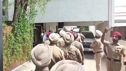 बिक्रम मजीठिया के घर पहुंची पुलिस: हिरासत से अकाली वर्कर को छुड़ाने के आरोप में केस दर्ज, सर्च के बाद लौटी टीम Amritsar Police Arrive at Akali Leader Bikram Majithia Residence Majitha Police Station