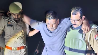 Azamgarh News: भूत-प्रेत और तंत्र-मंत्र का भय दिखाकर महिलाओं से करता था ठगी, पुलिस मुठभेड़ में सरगना गिरफ्तार Azamgarh Police Arrests Kingpin of Inter-District Tappe-baaz Gang