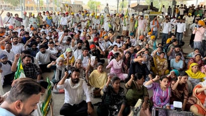 सेवा केंद्र कर्मचारियों का प्रदर्शन: सुनाम में मंत्री अमन अरोड़ा का घर घेरने निकले, पुलिस ने हिरासत में लिया Protest by service center employees Police detained them in Sunam