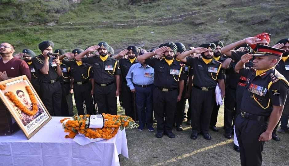 तिरंगे में लिपटा कलेजा का टुकड़ा: बलिदानी गोस्वामी की विदाई में रोया अल्मोड़ा, अंतिम दर्शन के लिए उमड़ा हुजूम martyr lieutenant bireshwar goswami cremated with full military honours in almora