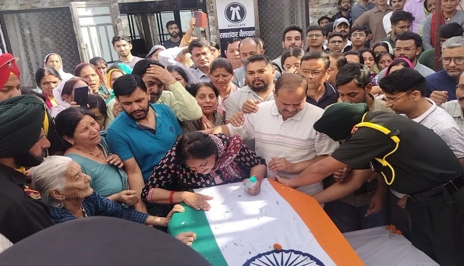 तिरंगे में लिपटा कलेजा का टुकड़ा: बलिदानी गोस्वामी की विदाई में रोया अल्मोड़ा, अंतिम दर्शन के लिए उमड़ा हुजूम martyr lieutenant bireshwar goswami cremated with full military honours in almora