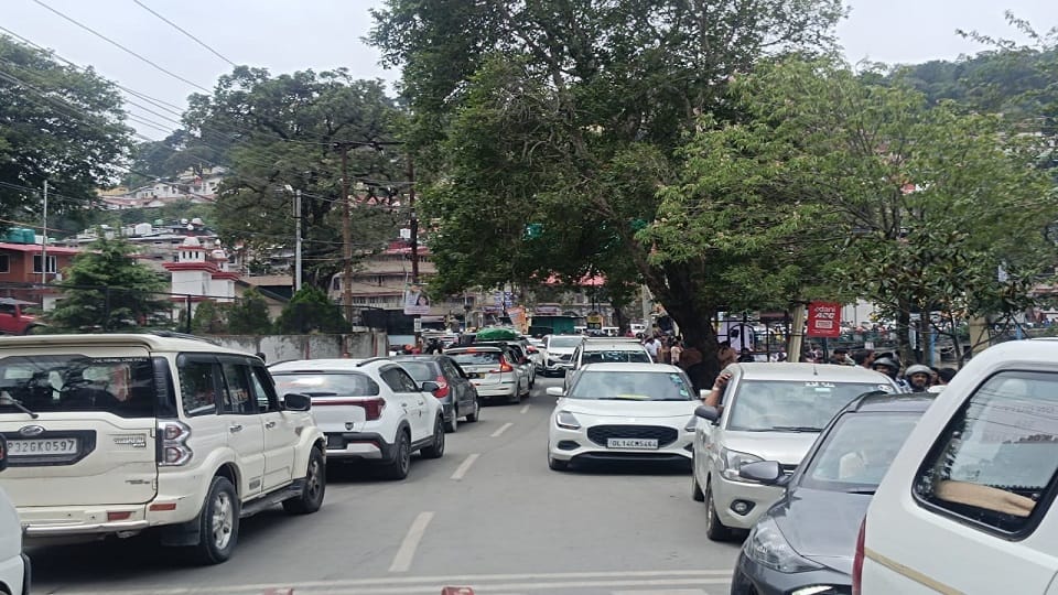 Nainital Traffic Jam: तस्वीरों की जुबानी...हर मोड़ पर लगी गाड़ियों की लंबी कतारें, फंसे सैलानी; लोग परेशान Uttarakhand Traffic jam in Nainital
