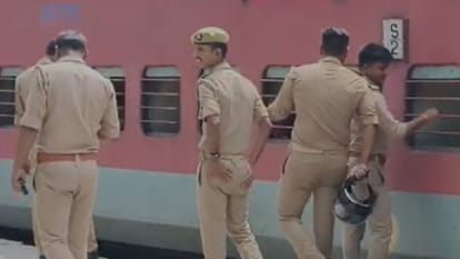 UP: लखनऊ के ऐशबाग रेलवे स्टेशन पर बम की सूचना, यात्रियों में मचा हड़कंप, सुरक्षा एजेंसियां अलर्ट UP: Bomb scare at Lucknow's Aishbagh railway station; panic among passengers, security agencies on alert.