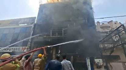 Lucknow: कोचिंग सेंटर में लगी भीषण आग, बचने को बिल्डिंग से कूदे कई बच्चे हुए घायल; दमकलकर्मी बुझा रहे आग Massive fire breaks out at coaching center in Lucknow several students injured