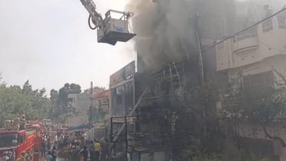 Lucknow: कोचिंग सेंटर में लगी भीषण आग, बचने को बिल्डिंग से कूदे कई बच्चे हुए घायल; दमकलकर्मी बुझा रहे आग Massive fire breaks out at coaching center in Lucknow several students injured