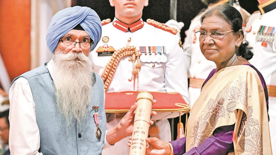 झाड़ू वाले हीरो के मुरीद हुए पीएम: इंदरजीत सिद्धू को मिला पद्मश्री, मोदी बोले-इन्होंने चंडीगढ़ साफ कर दिया Former IPS Inderjit Sidhu receives Padma Shri PM narendra modi impressed