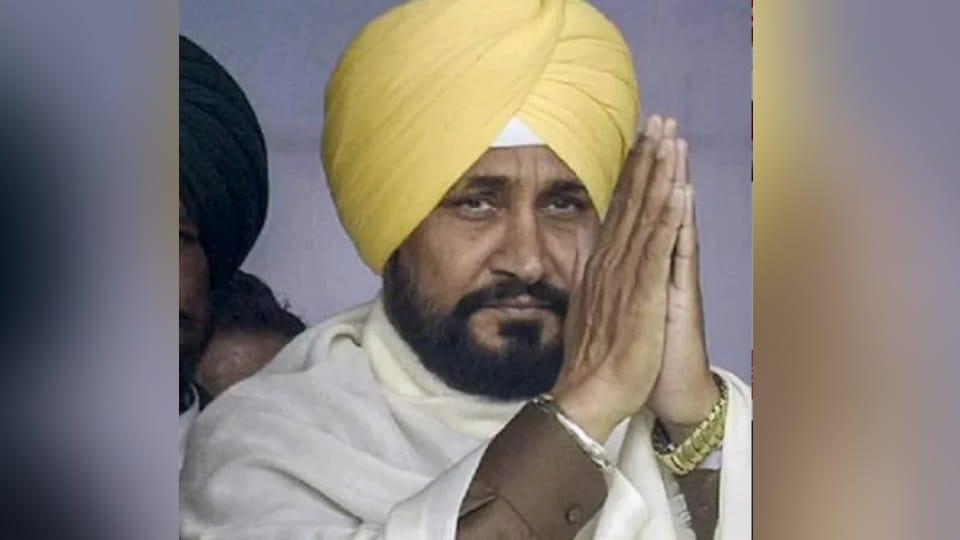 Punjab Congress Rift: चरणजीत चन्नी ने बुलाई बैठक, नेता बोले-वड़िंग की अगुवाई में चुनाव नहीं जीत सकते Punjab Congress Charnjit channi supporters meeting bharat bhushan ashu all update