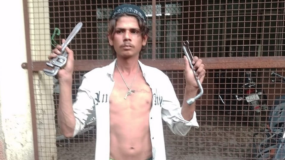 Aligarh News: पंडित दीनदयाल अस्पताल में चोरी की कोशिश नाकाम, गार्ड ने दबोचा चोर, पूछताछ जारी Theft attempt foiled at Deendayal Hospital Aligarh
