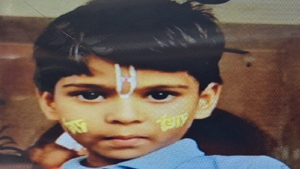 Hathras News: सिकंदराराऊ में मासूम बालिका को जहरीले सांप ने काटा, हुई दर्दनाक मृत्यु, परिवार में छाया मातम Girl dies due to poisonous snake bite