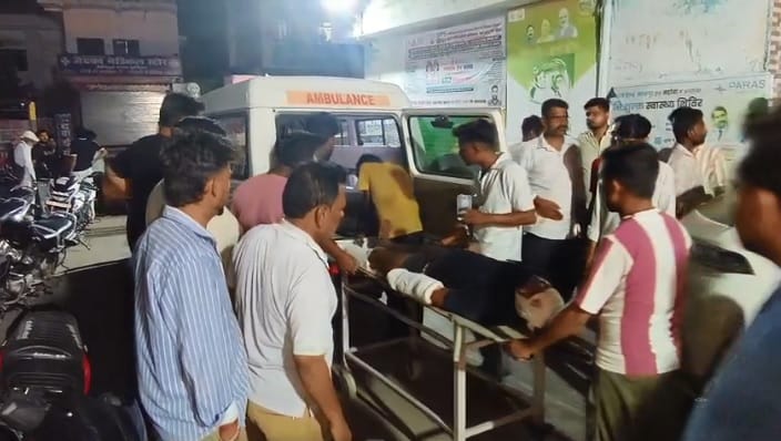 Mahoba Brutal Attack: युवक पर जानलेवा हमला, कुल्हाड़ी से काटे दोनों हाथ, पैर व सिर में गंभीर चोटें, झांसी रेफर Mahoba Man subjected to a murderous assault both hands severed with an axe severe injuries on legs and head