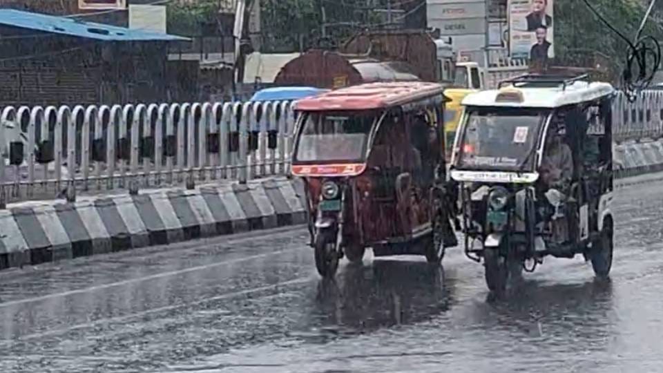 UP Weather News: सुबह-सुबह लखनऊ के कई इलाकों में बारिश, कल से पांच दिन प्रदेशभर में झमाझम बरसात का अलर्ट Rain in several areas of Lucknow alert issued for heavy rainfall across UP for five days starting tomorrow