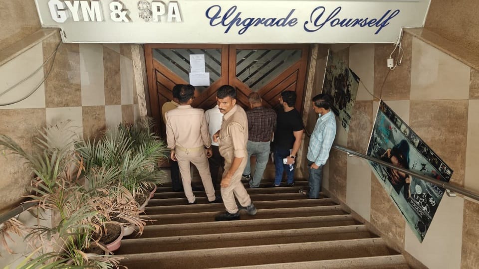 Aligarh: होटल मेल रोज इन के बेसमेंट में चल रही जिम सील, कोचिंग संस्थानों पर भी मारा छापा, तीन सेंटर मिले बंद Gym running in Hotel basement sealed
