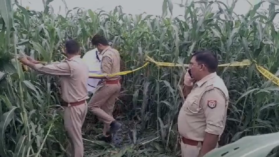 Aligarh News: अकराबाद के सिकंदरपुर में मिली युवक की सिर कटी लाश, हत्या की आशंका, शर्ट और कटा सिर बरामद Headless body of a youth found in a field
