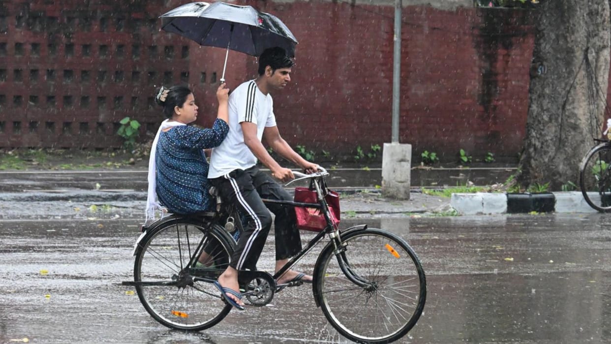 Punjab Weather: पंजाब में बरसात से गिरा पारा, कपूरथला में सबसे अधिक बरसे बादल; अब 27 से लगेगी झड़ी Mercury drops due to rain in Punjab Kapurthala records heaviest rainfall wet spell from 27th