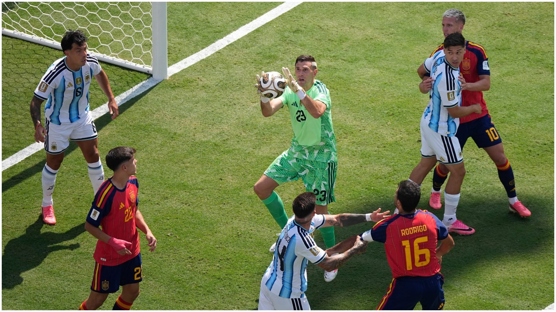 FIFA: स्पेन के सामने 'दीवार' बने एमिलियानो मार्टिनेज, 120 मिनट तक अकेले लड़े; फाइनल में बनाया अनोखा रिकॉर्ड FIFA World Cup Final: Emiliano Martinez Stands Like a Wall Against Spain, Sets Historic Record Despite Defeat