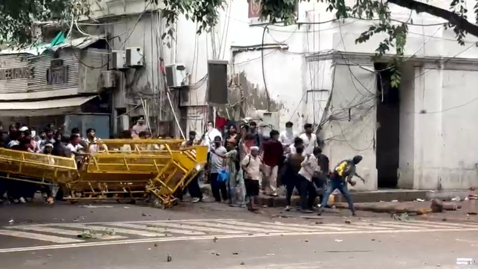 दिल्ली बवाल की तस्वीरें: 'मारो सर, मारो...', कहते प्रदर्शनकारी का वीडियो; हरियाणा नंबर के ट्रक में थे पत्थर Delhi cjp protest truck Haryana registration number loaded with stones crucial question how did heavy security
